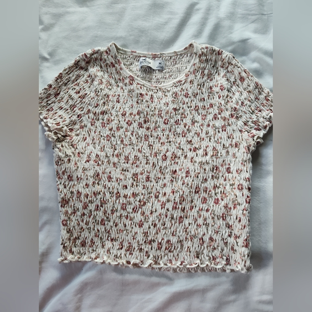 Hollister Ladies Scrunch Ruffled Crop Top. Size Medium. Short Sleeves.